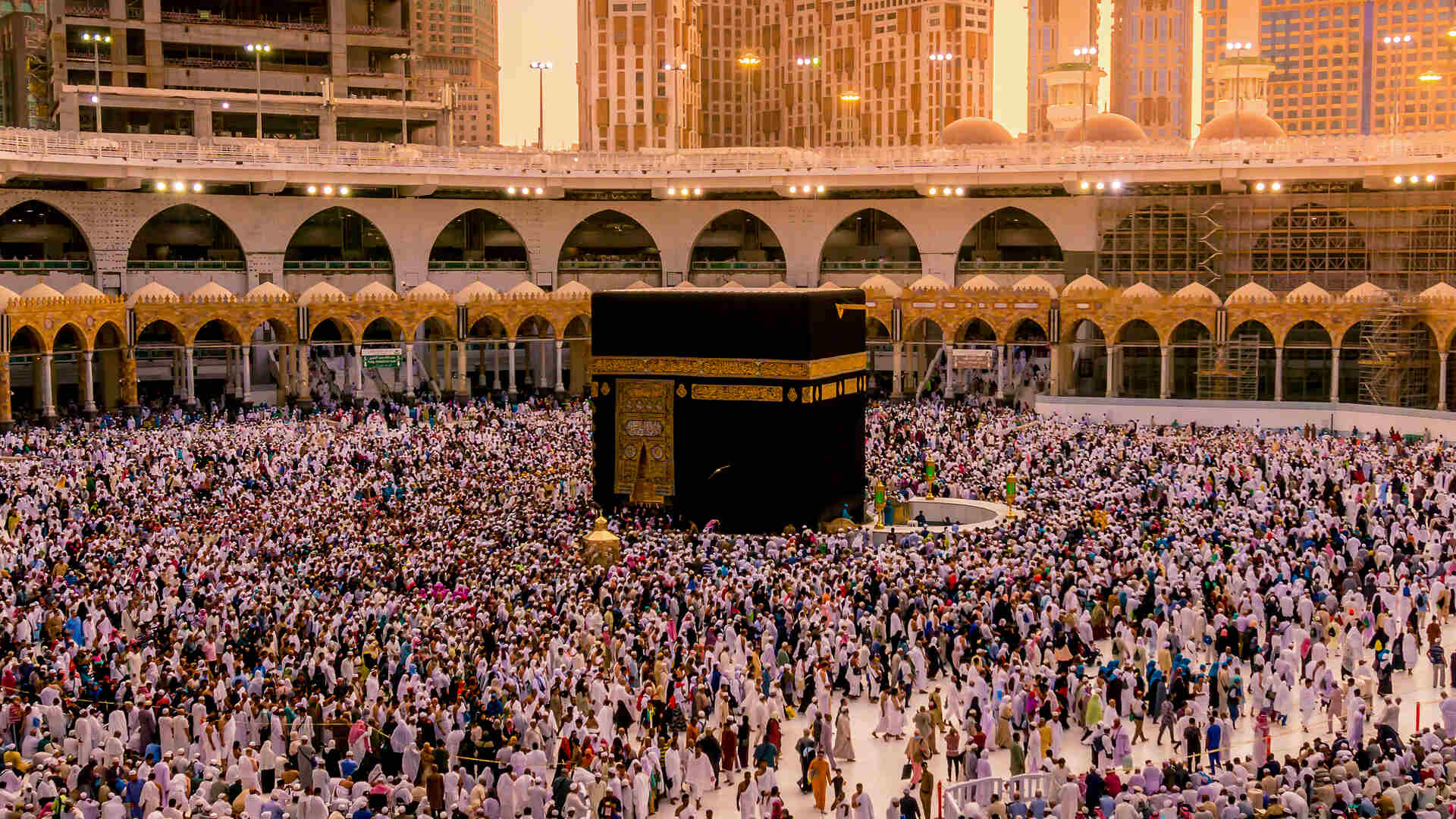 احتياجات السفر للعمرة - دليلك الكامل لتجهيز الرحلة براحة