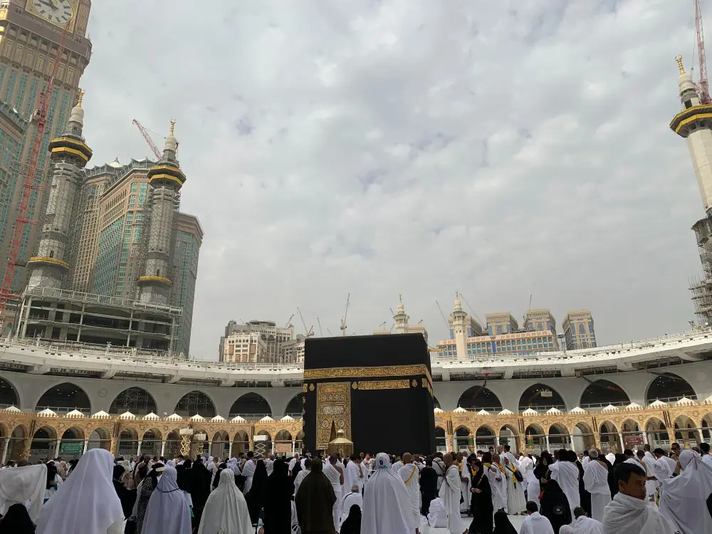 هل يجوز لبس الشراب في الطواف والسعي للمرأة؟